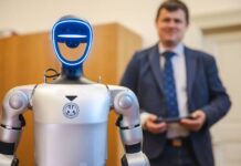 Na 1. LF UK pomáhá robot Charles a chystá se i nové robotické centrum robot_Charles