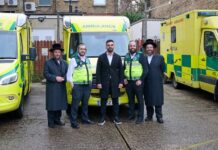 Židovská charita v Londýně dostane nové sanitky. Ty staré zničili žháři sanitky