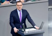 Německý politik využil náhradní mateřství. Sám ho ale zakazuje materstvi