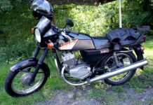 Motorkářů výrazně přibylo. Jezdí tam a sem, hlavně o víkendu motorkaru