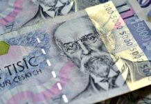 Průměrný měsíční příspěvek do penzijka letos klesl pod 1000 Kč prispevky