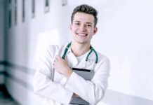 VZP dá mladým lékařům půl milionu, půjdou-li tam, kam jim řekne VZP_CR