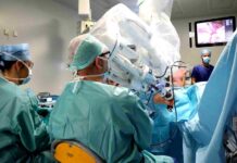 Chirurgové operovali plíce jediným vstupem za asistence robota chirurgove