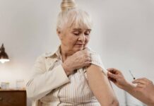 Lidé od 60 let dostávají proti chřipce silnější vakcínu, mají slabší reakci lide_od_60_let