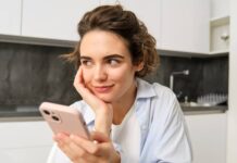 Zdvořilost v AI dotazech nemá místo, stručnost šetří energii v_AI