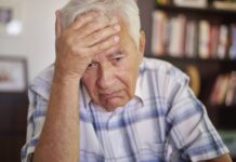 Senioři nezvládají vyřízení superdávky. Poradci hovoří o krachu systému seniori